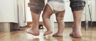 ¿Cuándo comienzan a caminar los bebés?