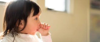¿Chuparse el dedo es perjudicial para la salud de mi hijo?