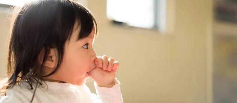 ¿Chuparse el dedo es perjudicial para la salud de mi hijo?