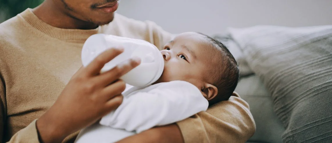 Pautas para la alimentación con fórmula: ¿qué cantidad de leche de fórmula hay que darle al bebé?